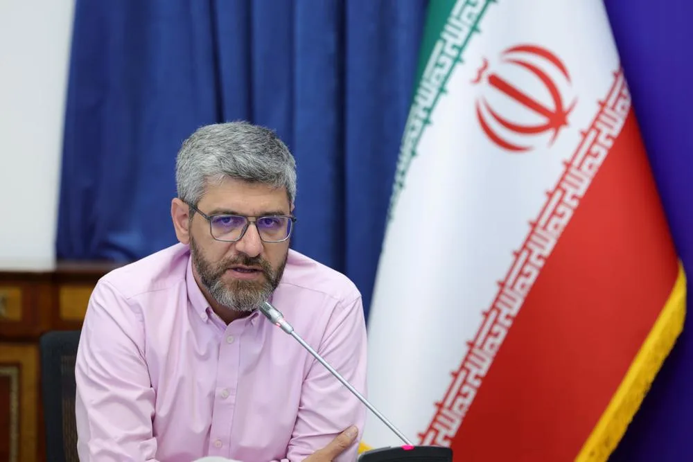 Hamid Fattahi speaking at a meeting on Iran’s fiber-optic rollout