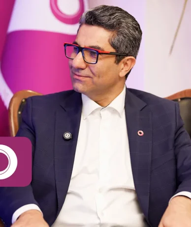 Mehdi Faghihi seated in front of a Rightel backdrop.