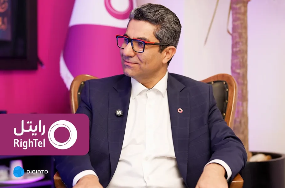 Mehdi Faghihi seated in front of a Rightel backdrop.